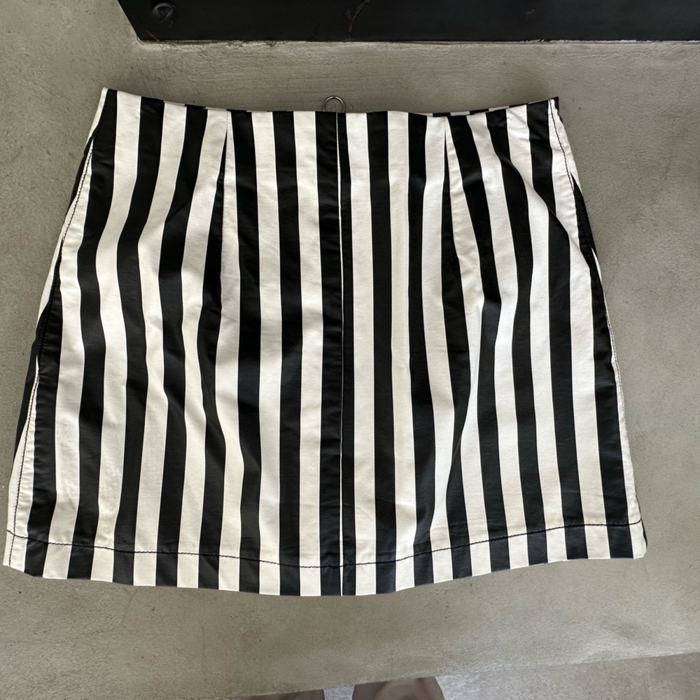 Vegan Leather PU black and white striped Mini Skirt w full zip Forever 21 sz sm